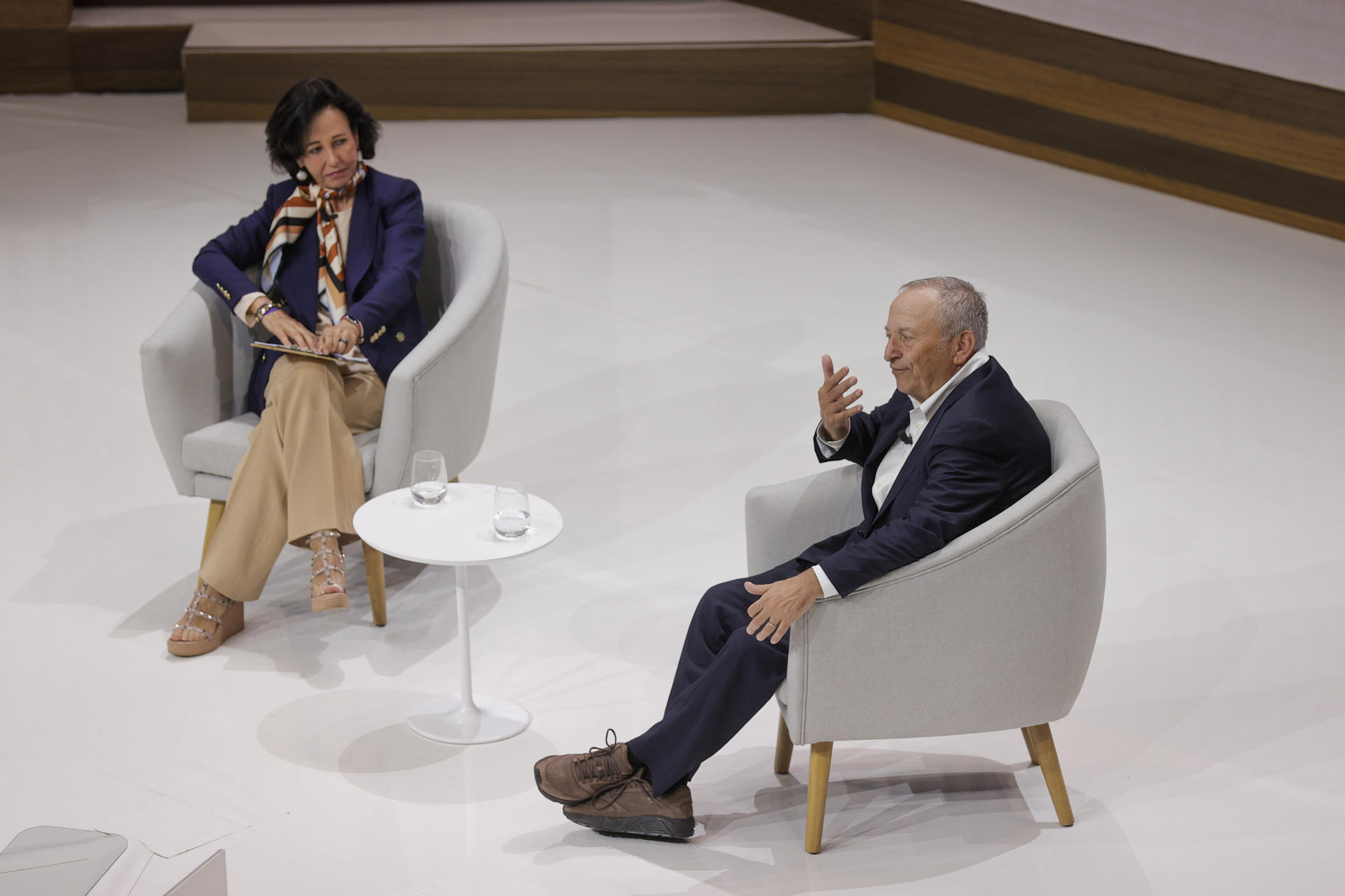 La presidenta del Banco de Santander, Ana Botín y Larry Summers, presidente emérito de la Universidad de Harvard, exsecretario del Tesoro del presidente de EEUU Bill Clinton, director del Consejo Económico Nacional del presidente de EEUU Barack Obama, durante su intervención en el V Encuentro Internacional de Rectores Universia, en Valencia, que debate sobre la formación a lo largo de la vida, el emprendimiento y la innovación, y la interconexión de las universidades con empresas, gobiernos e instituciones. EFE/ Manuel Bruque