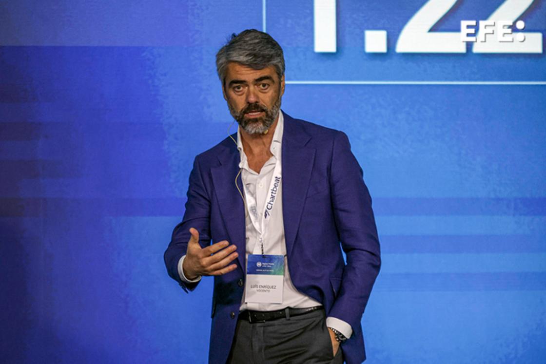 El consejero delegado del grupo español Vocento, Luis Enríquez, habla durante su participación en el Digital Media LATAM hoy, en Mérida (México). Reforzar la verificación de noticias falsas, acercarse a las nuevas generaciones y personalizar los contenidos, son algunos de los elementos fundamentales para aumentar las audiencias y mantener la viabilidad económica de los medios de comunicación, advirtieron este martes en Mérida (México) directivos de Le Monde, el grupo español Vocento y The New York Times en un gran foro digital. EFE/ Lorenzo Hernández