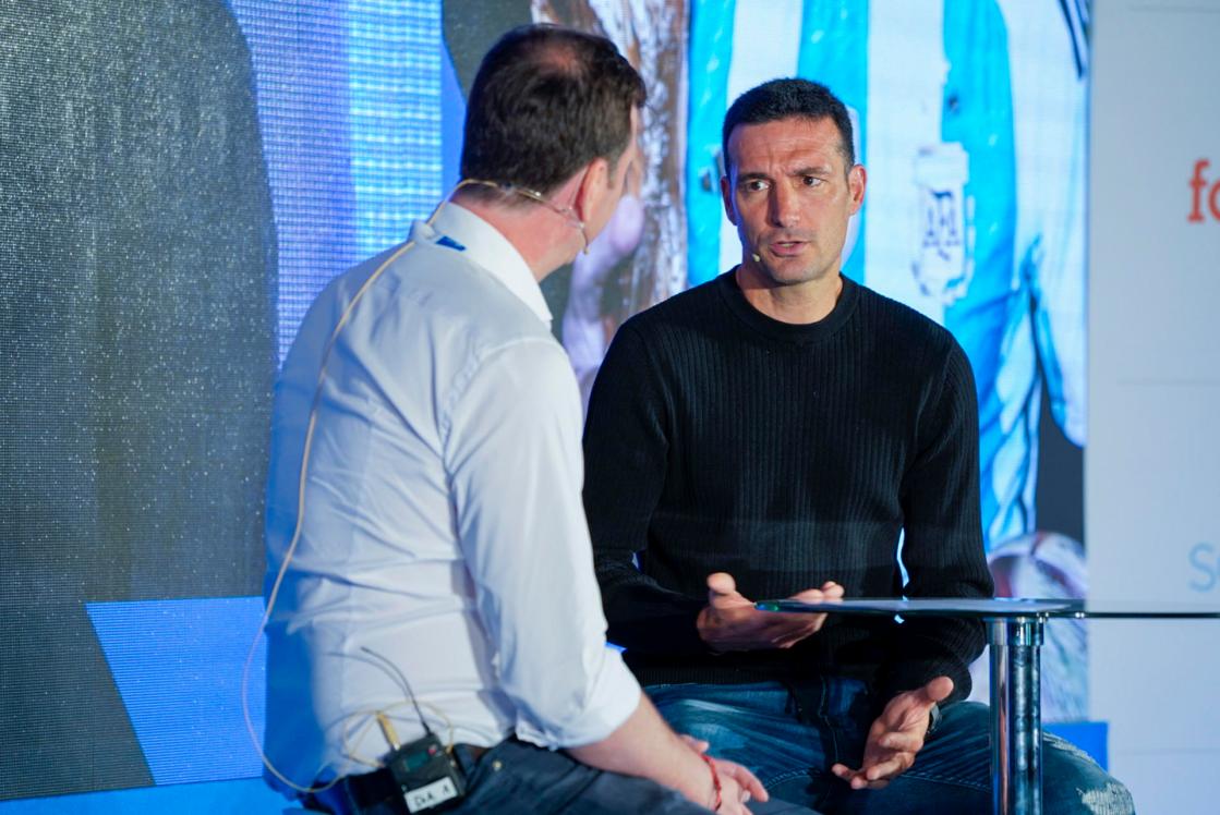 PALMA, 10/05/2023.- El seleccionador de fútbol de Argentina, Lionel Scaloni (d), junto al CEO de Voiash España, Christian Kremers (i), durante su intervención en la conferencia CON-X 23, organizada en Palma (Mallorca) por TravelgateX para tratar sobre las tendencias en tecnología y turismo de los próximos años. EFE/ Cati Cladera