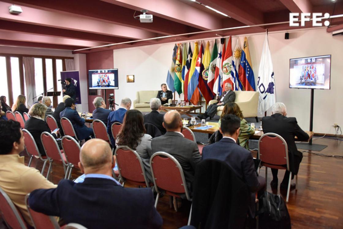 Personas participan en el encuentro "Diálogo Público. Aladi al día" el 12 de mayo, en Montevideo (Uruguay). Concretar un aumento en el comercio entre los países de Latinoamérica es una de las claves para luchar contra la inseguridad alimentaria en la región, dijo a EFE el secretario general de la Asociación Latinoamericana de Integración (Aladi), el uruguayo Sergio Abreu. EFE/Federico Gutiérrez