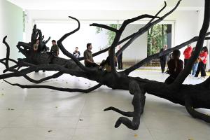 'Entelechy' es una escultura monumental de carbón moldeada a partir de un árbol derribado por un rayo que da nombre a la exposición de Allora y Calzadilla, un dúo colaborativo de artistas visuales que, del 12 de mayo al 29 de octubre, presentan su obra en el Museo de Arte Contemporáneo de Serralves. EFE/FUNDACIÓN SERRALVES/IMAGEN CEDIDA/CRÉDITO OBLIGATORIO