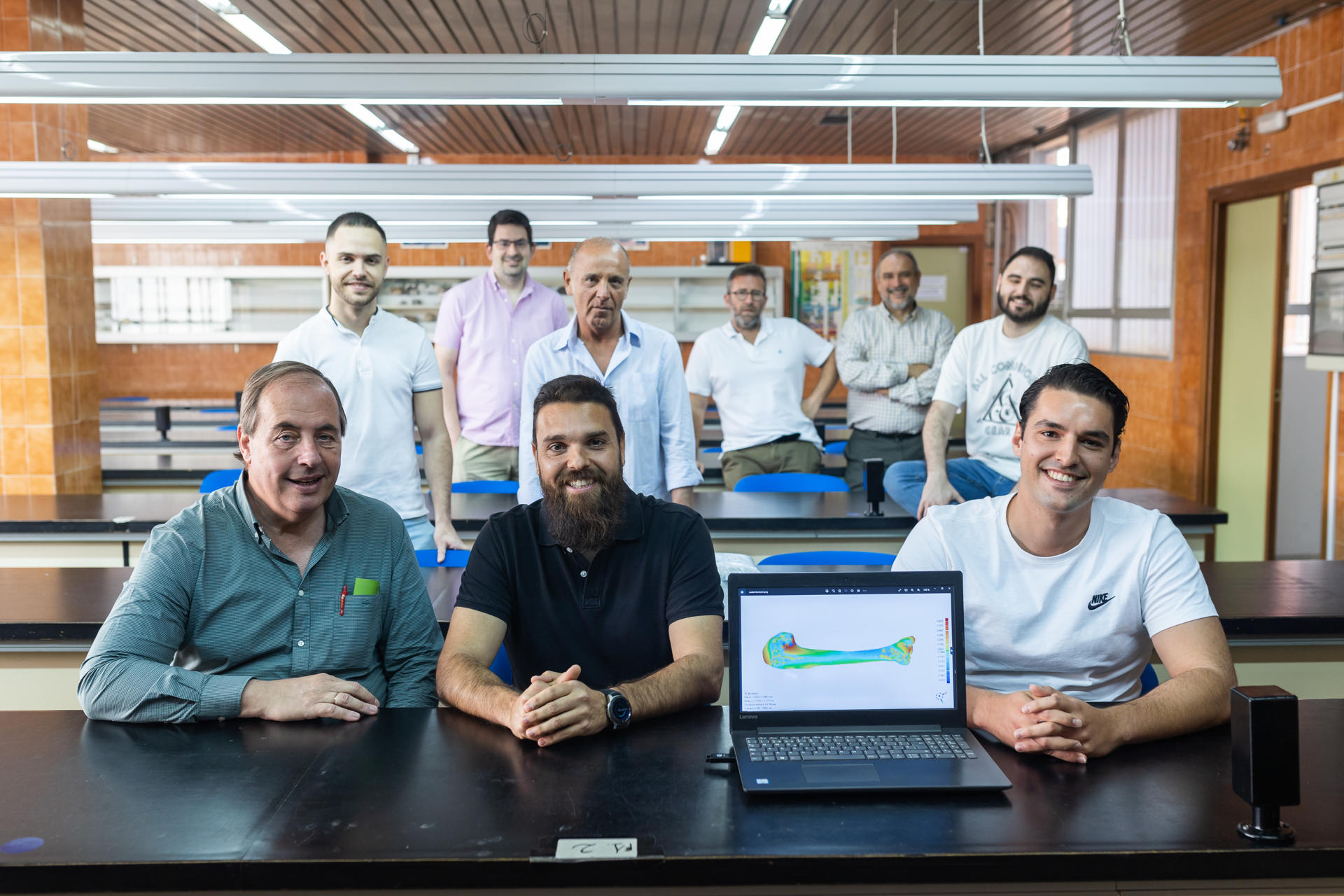 ANDALUCIA.MA02.(Málaga).06/05/23. El paleontólogo e investigador de la Universidad de Málaga, Francisco José Serrano(2i) posa junto a compañeros que forman parte del comite organizador del X Congreso Internacional de la Sociedad de Paleontología y Evolución de Aves donde unos 80 investigadores de todo el mundo expondrán sus trabajos más recientes del 8 al 12 de mayo. EFE/Carlos Díaz.