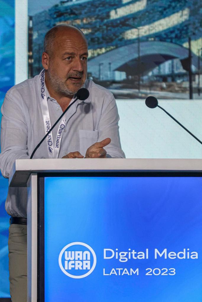 El presidente editor del grupo francés Le Monde, Louis Dreyfus, habla durante su participación en el Digital Media LATAM hoy, en Mérida (México). Reforzar la verificación de noticias falsas, acercarse a las nuevas generaciones y personalizar los contenidos, son algunos de los elementos fundamentales para aumentar las audiencias y mantener la viabilidad económica de los medios de comunicación, advirtieron este martes en Mérida (México) directivos de Le Monde, el grupo español Vocento y The New York Times en un gran foro digital. EFE/ Lorenzo Hernández