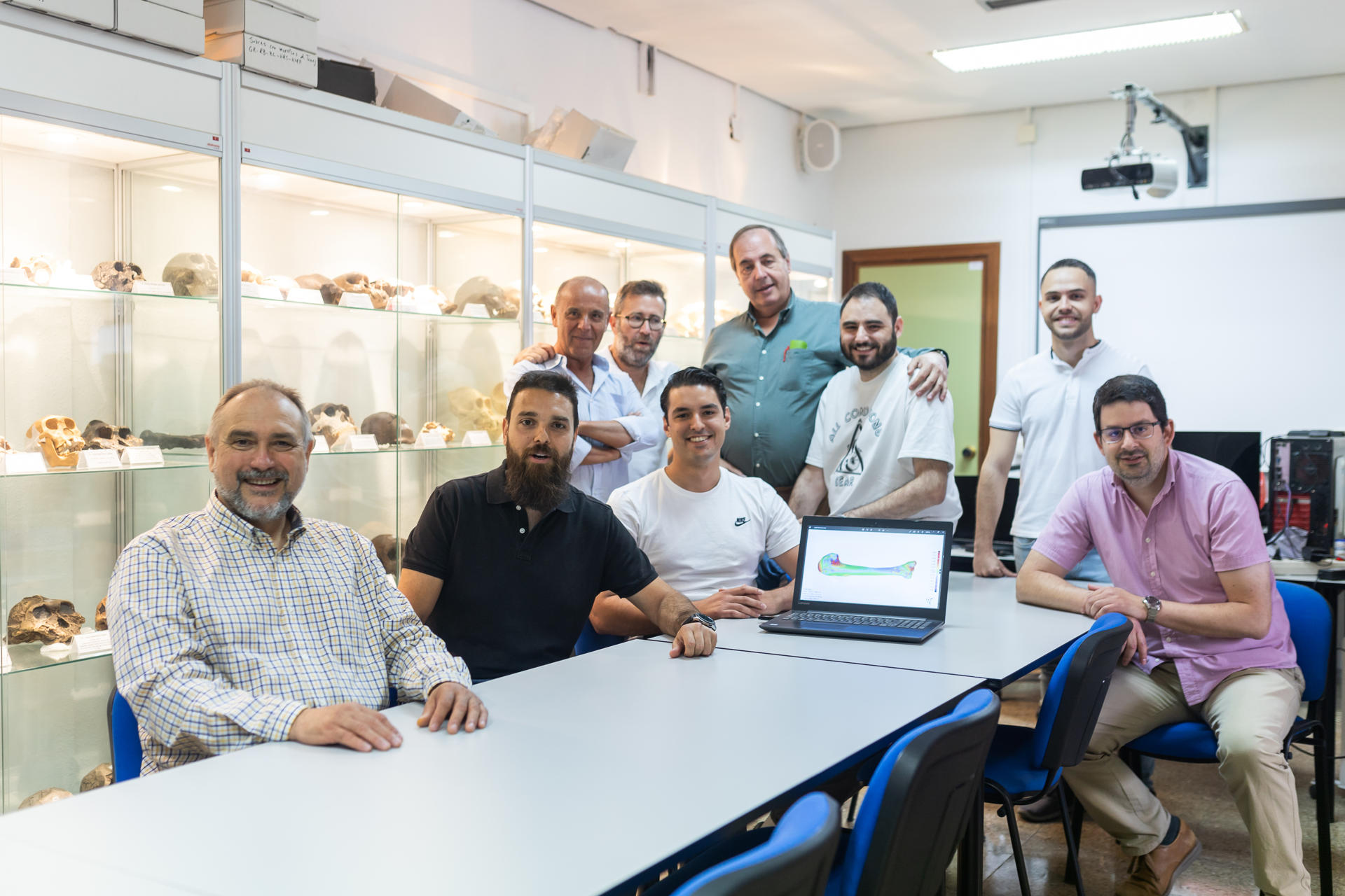 ANDALUCIA.MA03.(Málaga).06/05/23. El paleontólogo e investigador de la Universidad de Málaga, Francisco José Serrano(2i) posa junto a compañeros que forman parte del comite organizador del X Congreso Internacional de la Sociedad de Paleontología y Evolución de Aves donde unos 80 investigadores de todo el mundo expondrán sus trabajos más recientes del 8 al 12 de mayo. EFE/Carlos Díaz.