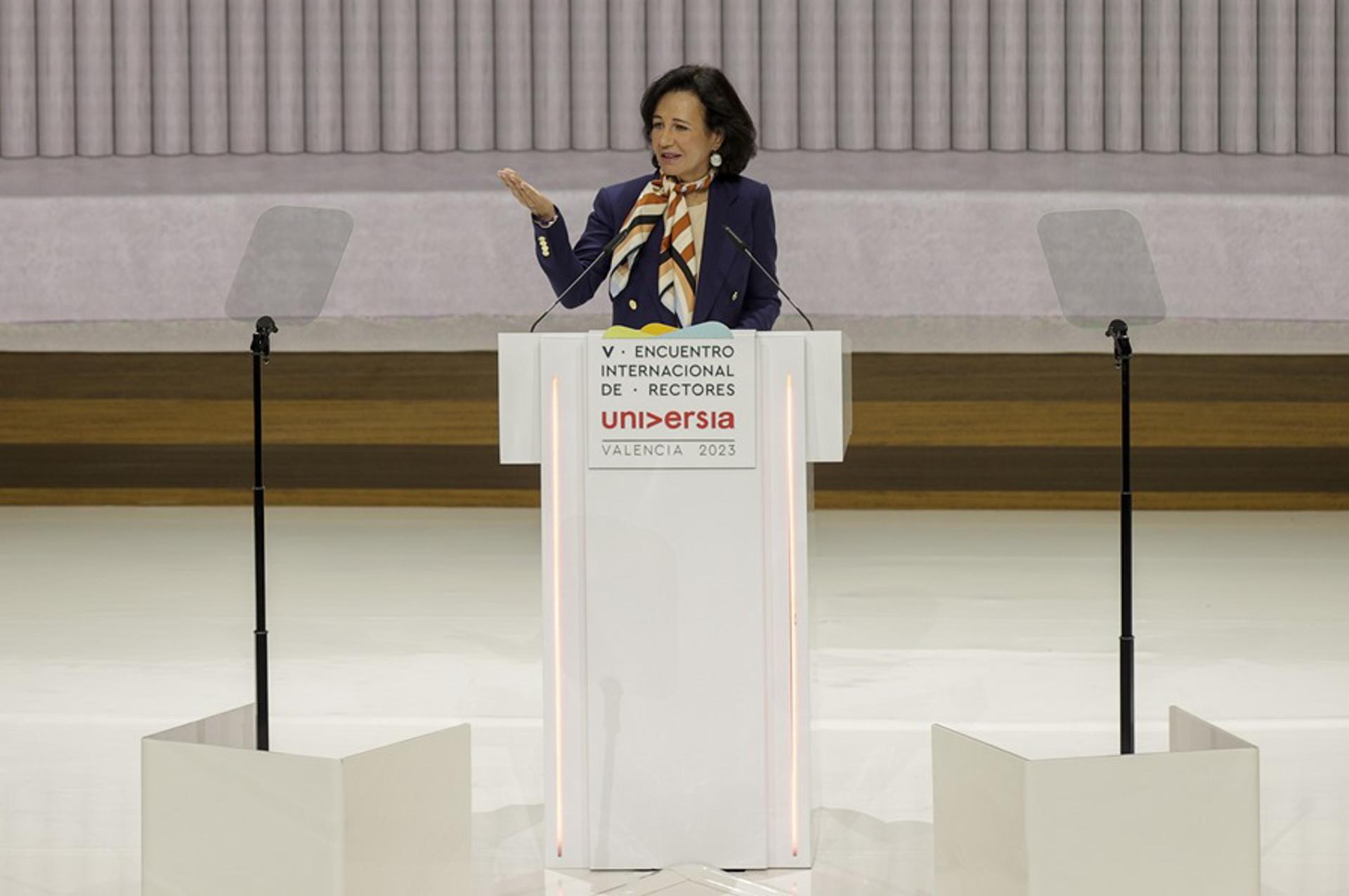 GRAFCVA3311. VALENCIA, 10/05/2023.-- La presidenta del Banco de Santander, Ana Botín interviene durante su intervención en el V Encuentro Internacional de Rectores Universia, en Valencia, que debate sobre la formación a lo largo de la vida, el emprendimiento y la innovación, y la interconexión de las universidades con empresas, gobiernos e instituciones EFE/ Manuel Bruque