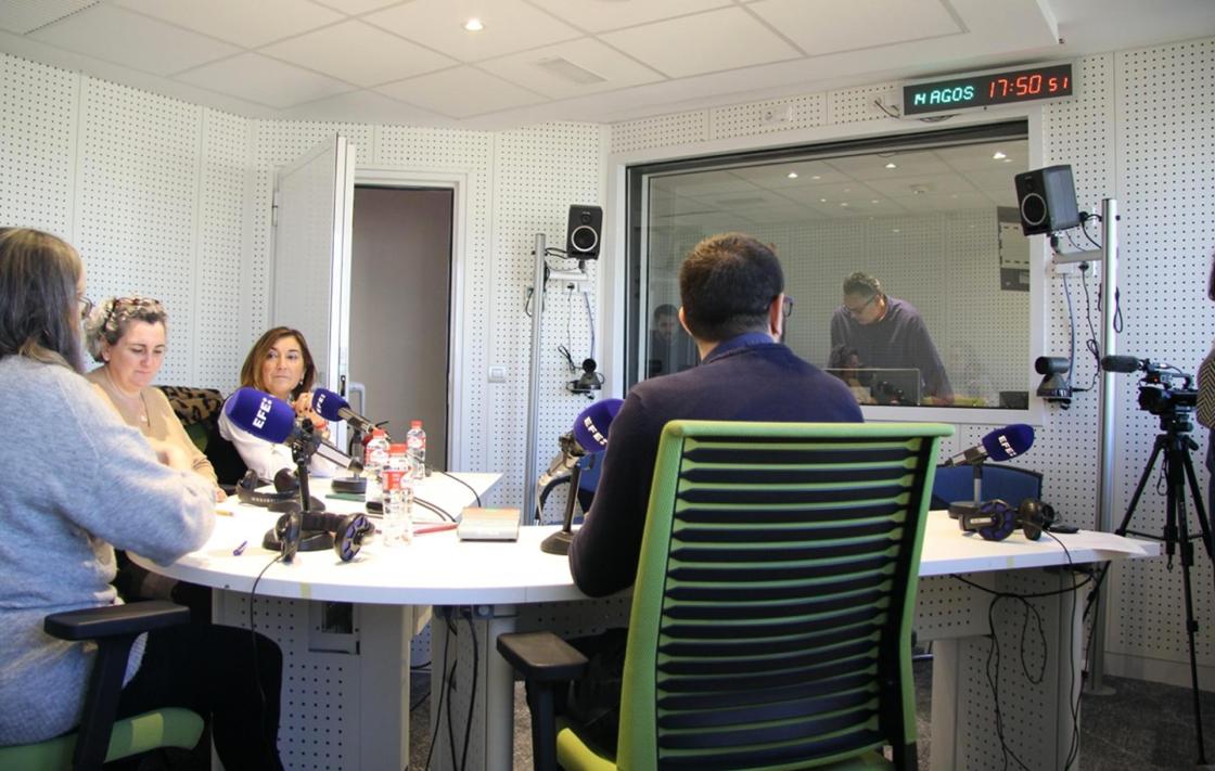 (i-d) La pediatra y profesora en la Facultad de Medicina de la Universidad de Santiago de Compostela, Rosaura Leis, la chef, Pepa Muñoz, la directora general de Efeagro, Laura Cristóbal y el periodista de Efeagro, Juan Javier Ríos, en el podcast Efeagro Punto de Encuentro Lácteos: nutrición y gastronomía. Efeagro/Nerea Díaz