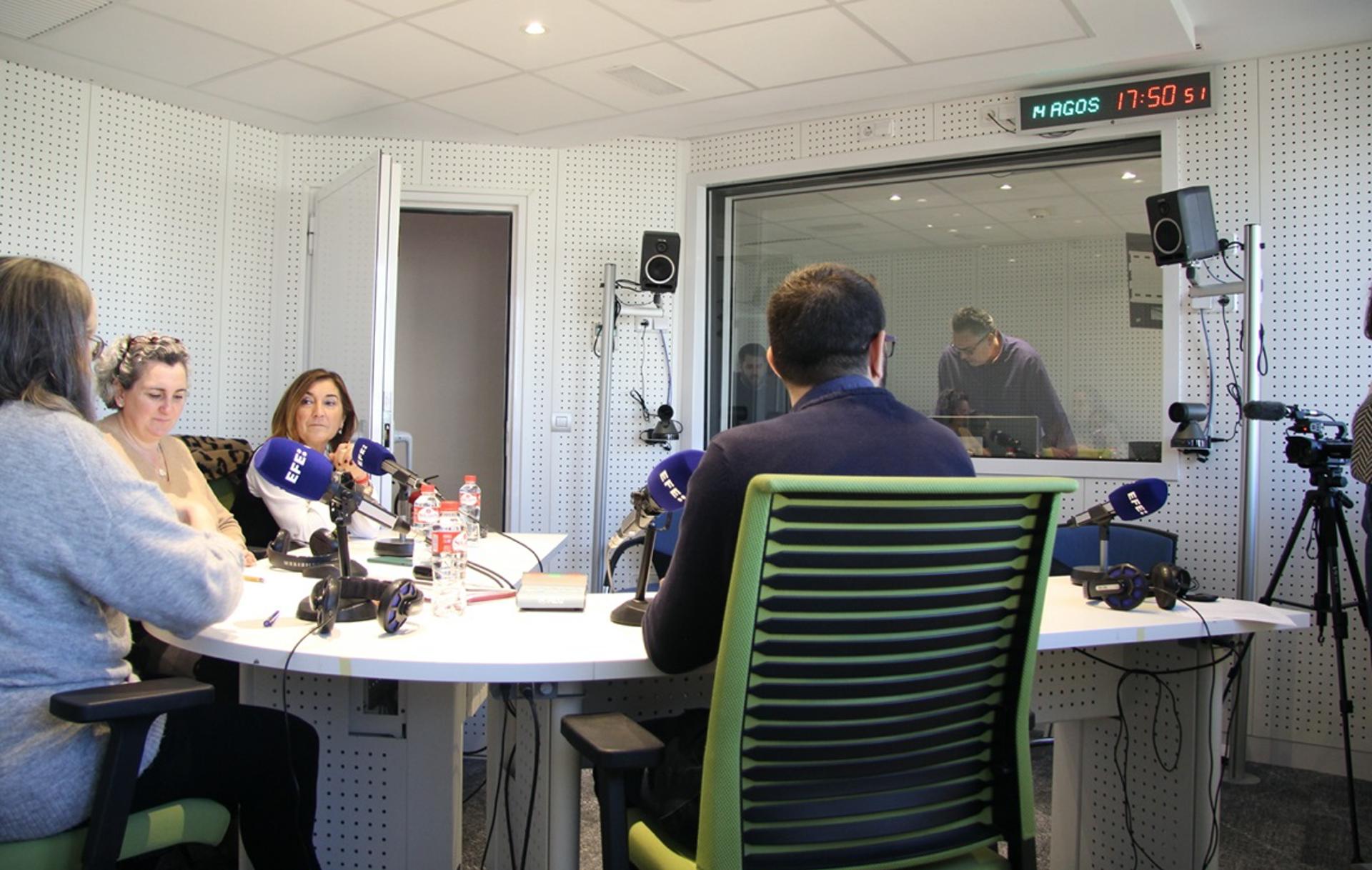 (i-d) La pediatra y profesora en la Facultad de Medicina de la Universidad de Santiago de Compostela, Rosaura Leis, la chef, Pepa Muñoz, la directora general de Efeagro, Laura Cristóbal y el periodista de Efeagro, Juan Javier Ríos, en el podcast Efeagro Punto de Encuentro Lácteos: nutrición y gastronomía. Efeagro/Nerea Díaz