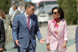 El presidente del Gobierno, Pedro Sánchez, junto a la presidenta del Banco de Santander, Ana Botín, a su llegada al V Encuentro Internacional de Rectores Universia, en Valencia, que debate sobre la formación a lo largo de la vida, el emprendimiento y la innovación, y la interconexión de las universidades con empresas, gobiernos e instituciones EFE/ Manuel Bruque