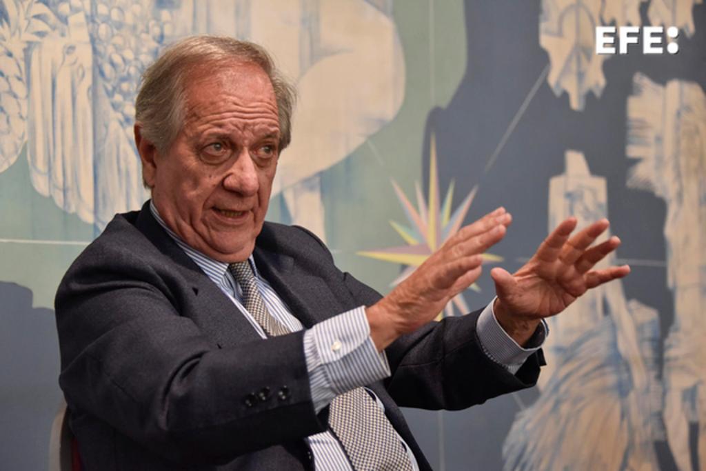 El secretario general de la Asociación Latinoamericana de Integración, Sergio Abreu, habla durante una entrevista con EFE, el 12 de mayo, en Montevideo (Uruguay). Concretar un aumento en el comercio entre los países de Latinoamérica es una de las claves para luchar contra la inseguridad alimentaria en la región, dijo a EFE el secretario general de la Asociación Latinoamericana de Integración (Aladi), el uruguayo Sergio Abreu. EFE/Federico Gutiérrez