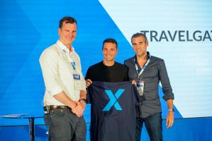 PALMA, 10/05/2023.- El seleccionador de fútbol de Argentina, Lionel Scaloni (c), junto al CEO de Voiash España, Christian Kremers (i), y el fundador y director general de TravelgateX, Pedro Camara (d), durante la conferencia CON-X 23, organizada en Palma (Mallorca) por TravelgateX para tratar sobre las tendencias en tecnología y turismo de los próximos años. EFE/ Cati Cladera