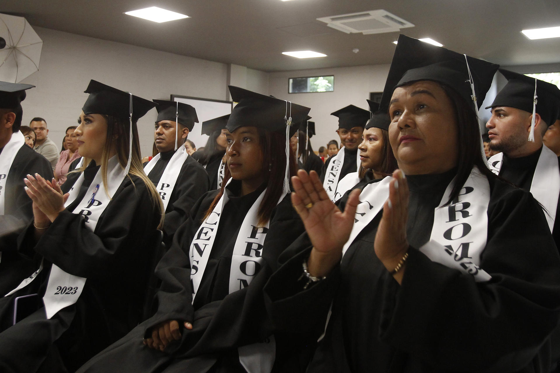 Adis del Carmen Feria (d), de 51 años, recibe su grado tras culminar el programa técnico laboral en Procedimientos Administrativos al que accedió becada por alianza Avancemos Bajo Cauca, el 22 de abril de 2023 en Caucasia (Colombia). EFE/ Luis Eduardo Noriega A