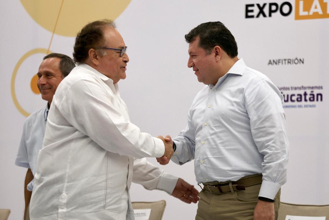 MEX4476. MÉRIDA (MÉXICO), 08/05/2023.-Ernesto Herrera Novelo (i), representante del estado de Yucatán, saluda al presidente de Fira Barcelona México, Manuel Redondo Peralta (d), hoy, en Mérida (México). El Smart City Expo LATAM Congress realizará su VIII edición en Mérida, en el sureste de México, del 23 al 25 de mayo en el Centro de Convenciones Siglo XXI, donde esperan más de 10.000 invitados, 300 ciudades y Gobiernos de 45 países, así como 200 instituciones y empresas y 300 conferencistas. EFE/ Lorenzo Hernández