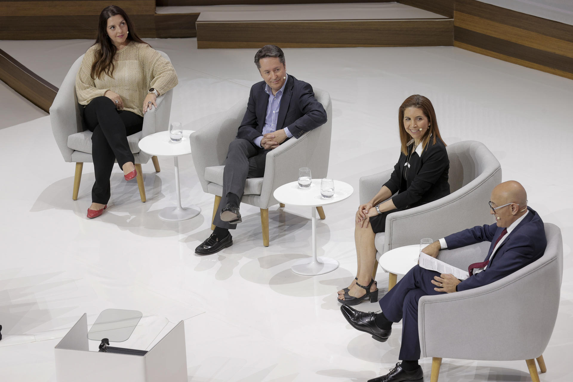 GRAFCVA3252. VALENCIA, 09/05/2023.- de I a D, Pilar Manchón, responsable de la estrategia de investigación de IA conversacional en Google AI, Ignacio Cirac, físico español reconocido por sus investigaciones en computación cuántica y Nuria Oliver, Chief Data Scientist en DataPop Alliance , durante su intervención en el V Encuentro Internacional de Rectores Universia, en Valencia, que debate sobre la formación a lo largo de la vida, el emprendimiento y la innovación, y la interconexión de las universidades con empresas, gobiernos e instituciones EFE/ Manuel Bruque