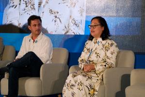 Shiyi Pickrell, vicepresidenta senior de Datos e Inteligencia Artificial de Expedia, junto a Iñaki Fuentes (i), CEO de Quonversa, durante la mesa de discusión sobre tecnología e innovación en la industria de viajes en la conferencia CON-X 23 que se celebra en Palma. EFE/ Cati Cladera
