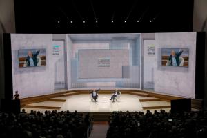 El inventor de la World Wide Web y presidente y fundador de Open Data Institute, Tim Berners (I) , durante su intervención en el V Encuentro Internacional de Rectores Universia, en Valencia, que debate sobre la formación a lo largo de la vida, el emprendimiento y la innovación, y la interconexión de las universidades con empresas, gobiernos e instituciones EFE/ Manuel Bruque