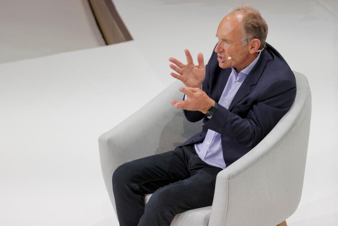 El inventor de la World Wide Web y presidente y fundador de Open Data Institute, Tim Berners, durante su intervención en el V Encuentro Internacional de Rectores Universia, en Valencia, que debate sobre la formación a lo largo de la vida, el emprendimiento y la innovación, y la interconexión de las universidades con empresas, gobiernos e instituciones EFE/ Manuel Bruque