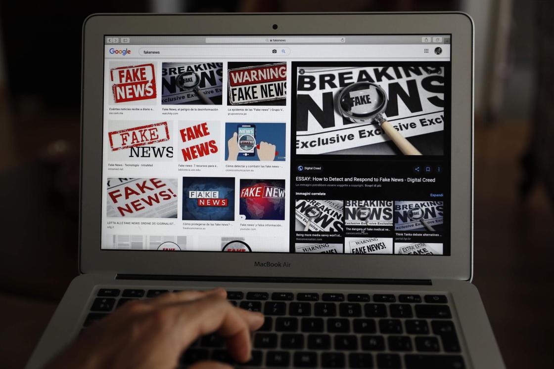 Fotoilustración de la pantalla de un ordenador con un aviso de noticias falsas. EFE/Paolo Aguilar