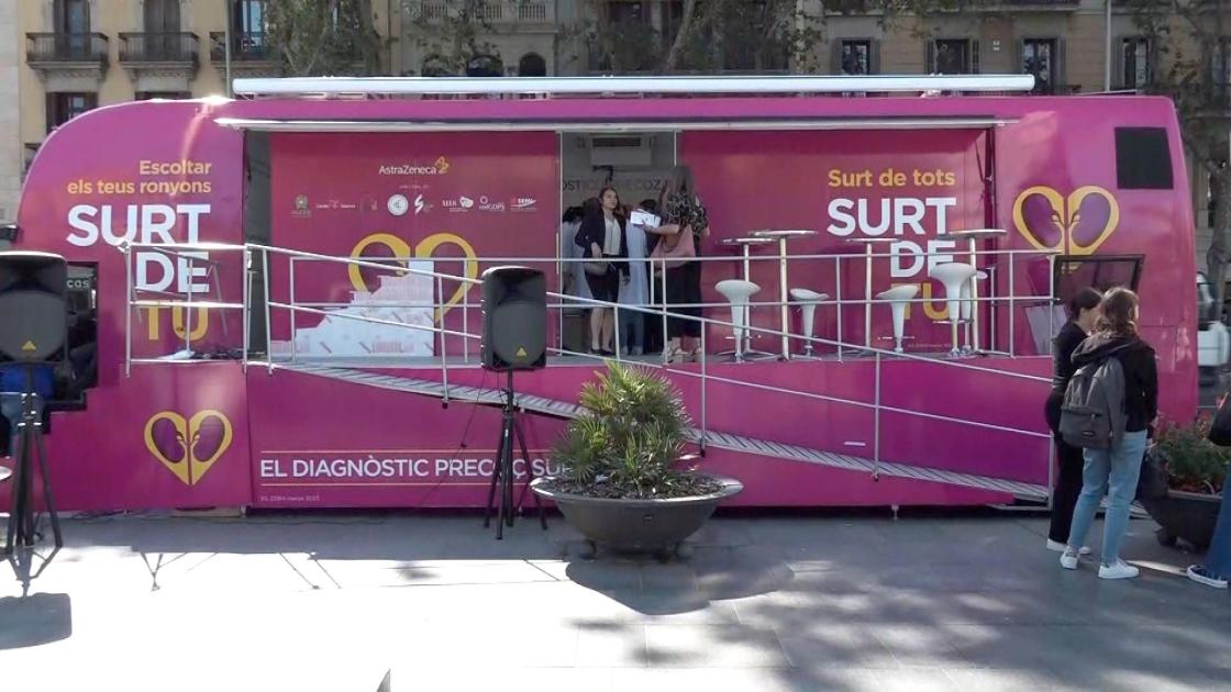 Imagen del autobús situado en la Plaza de la Universidad de Barcelona donde se ofrecen pruebas a los ciudadanos para prevenir enfermedades cardíacas y renales.