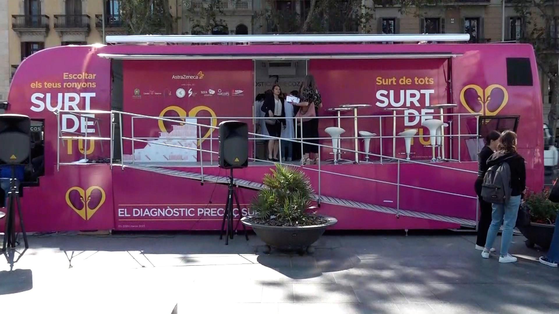 Imagen del autobús situado en la Plaza de la Universidad de Barcelona donde se ofrecen pruebas a los ciudadanos para prevenir enfermedades cardíacas y renales.