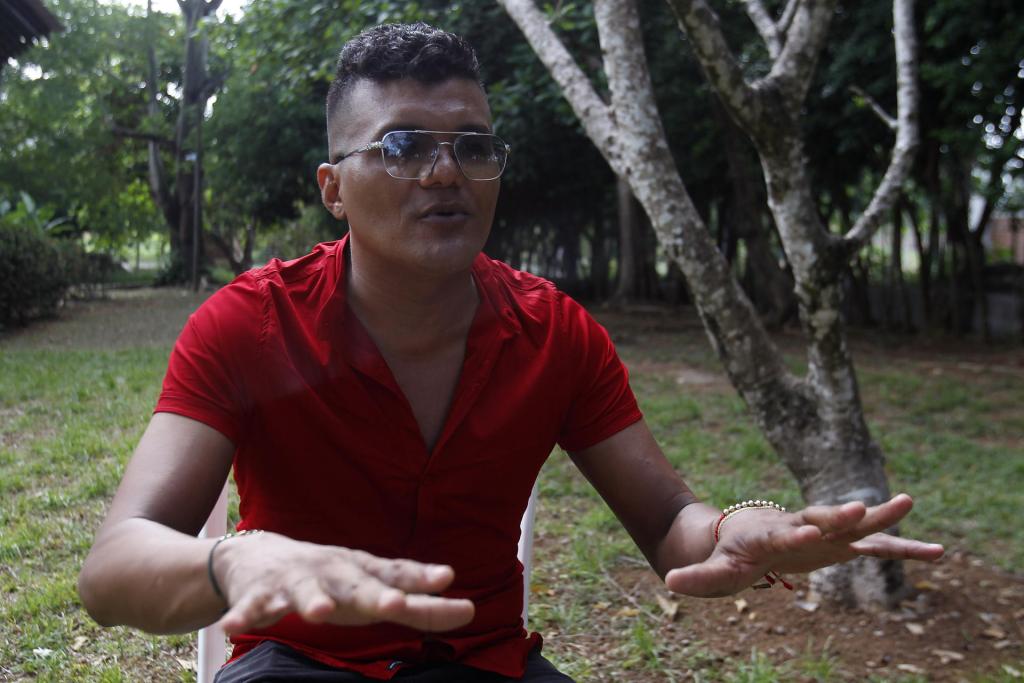 Edwin David Álvarez, de 41 años, habla durante una entrevista con EFE tras recibir su grado técnico laboral en Procedimientos Administrativos, al que accedió becado por alianza Avancemos Bajo Cauca, el 22 de abril de 2023 en Caucasia (Colombia).EFE/ Luis Eduardo Noriega A