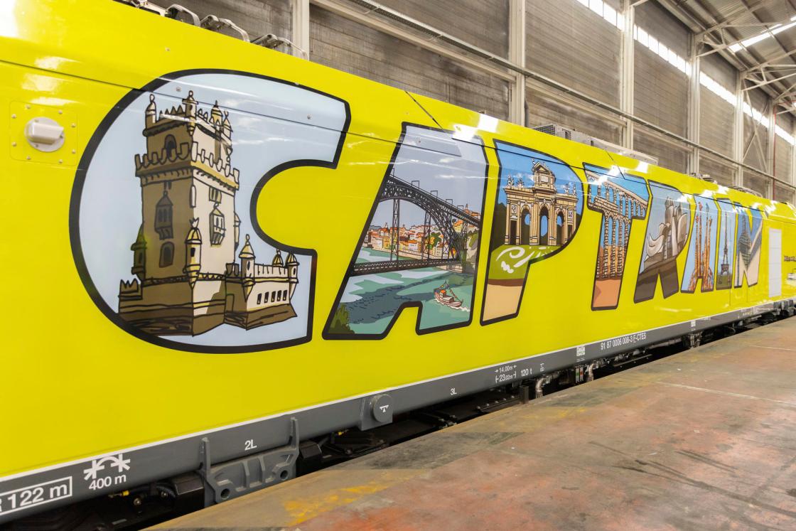 BARCELONA, 06/06/2023.- El diseñador y artista multidisciplinar Javier Mariscal es el autor de una ilustración especial que vestirá las nuevas locomotoras eléctricas EURO6000 de CAPTRAIN España y que realizarán varias rutas de transporte de mercancías por Europa, según un comunicado publicado este martes por la compañía. EFE/CAPTRAIN España -SOLO USO EDITORIAL/SOLO DISPONIBLE PARA ILUSTRAR LA NOTICIA QUE ACOMPAÑA (CRÉDITO OBLIGATORIO)-