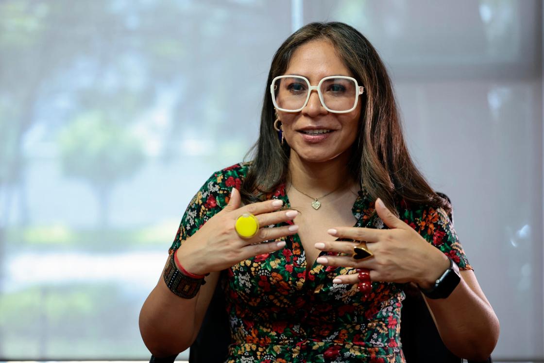 La vicepresidenta creativa de Vector B, Elizabeth Juárez, habla durante una entrevista con EFE, el 14 de junio de 2023, en Ciudad de México (México). EFE/ José Méndez