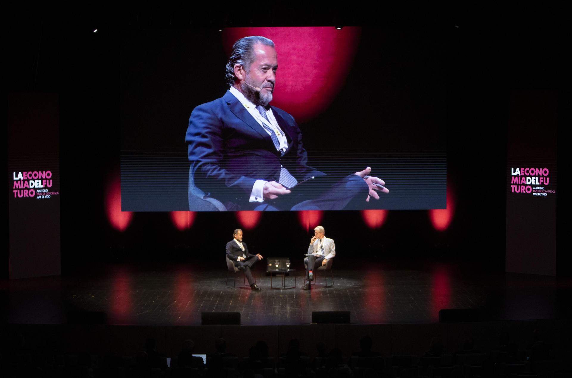 VIGO, 28/06/2023.- El presidente de Abanca Juan Carlos Escotet (I) es entrevistado por el director de Información Económica del grupo Prensa Ibérica Martí Saballs, durnate la II Jornada del Viglobal Summit 2023, celebrado con motivo del 75 aniversario de la creación de la Zona Franca de Vigo. EFE/Salvador Sas
