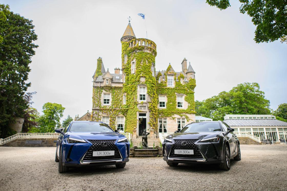 EDIMBURGO (REINO UNIDO), 29/06/2023.- El crossover compacto eléctrico de Lexus UX 300e estrena batería nueva de 72,8 kWh y aumenta su autonomía en un 40 por ciento hasta los 450 kilómetros. Sin embargo, el peso total del vehículo no aumenta en más de 15 kilogramos hasta alcanzar los 1.800 kilogramos en vacío, según ha manifestado la compañía, con la que Efe mantiene un acuerdo de difusión de este contenido, durante la presentación del vehículo en Edimburgo. El coche, que llegará a los concesionarios españoles en julio, tendrá un coste de 52.900 euros y su adquisición será compatible con el Plan Moves III. EFE/Lexus/Daniel Reinhardt -SOLO USO EDITORIAL/SOLO DISPONIBLE PARA ILUSTRAR LA NOTICIA QUE ACOMPAÑA (CRÉDITO OBLIGATORIO)-