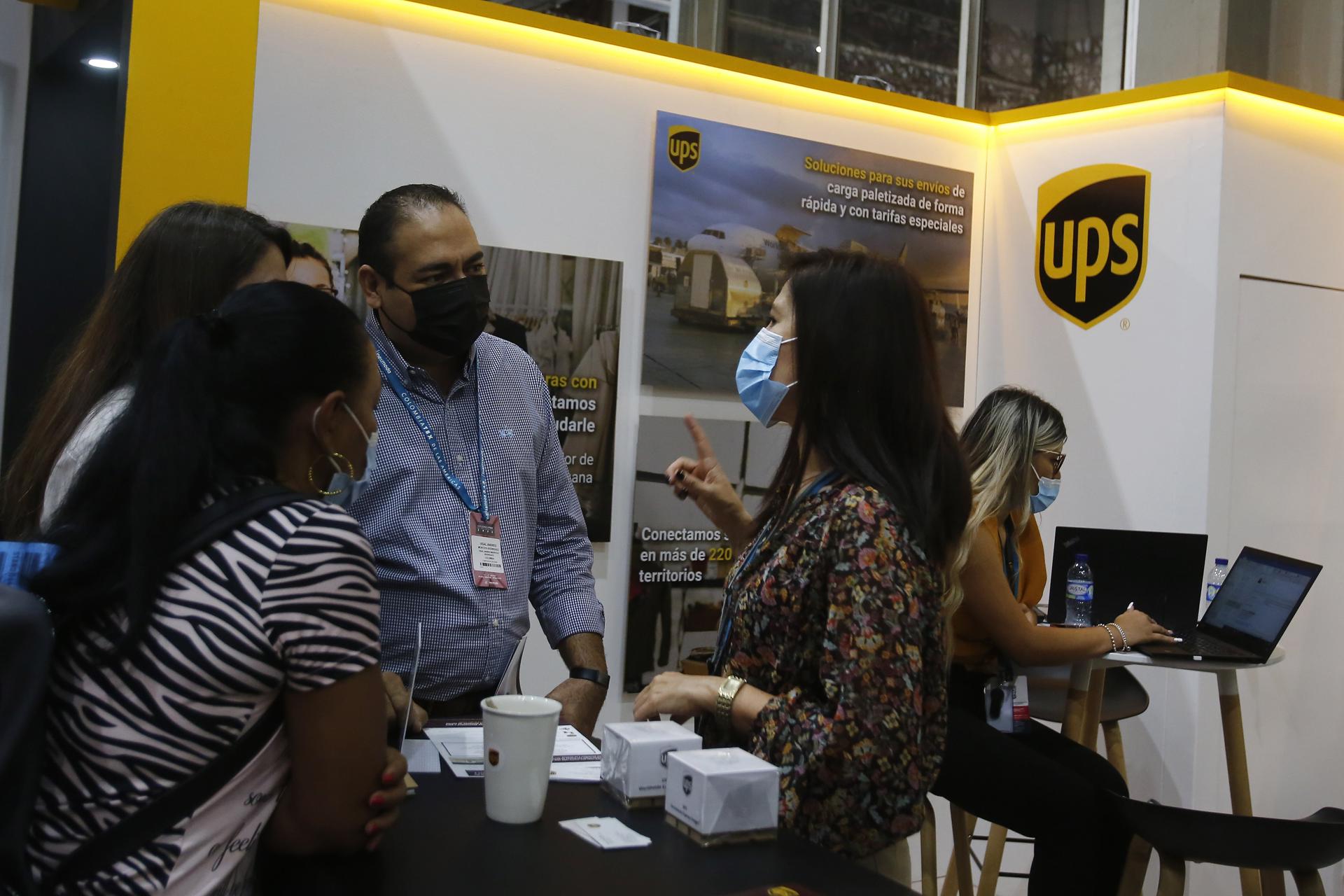 Foto de archivo. Vista hoy del stand de UPS durante la feria Colombiatex de las Américas 2022 en Medellín (Colombia). EFE/Luis Eduardo Noriega
