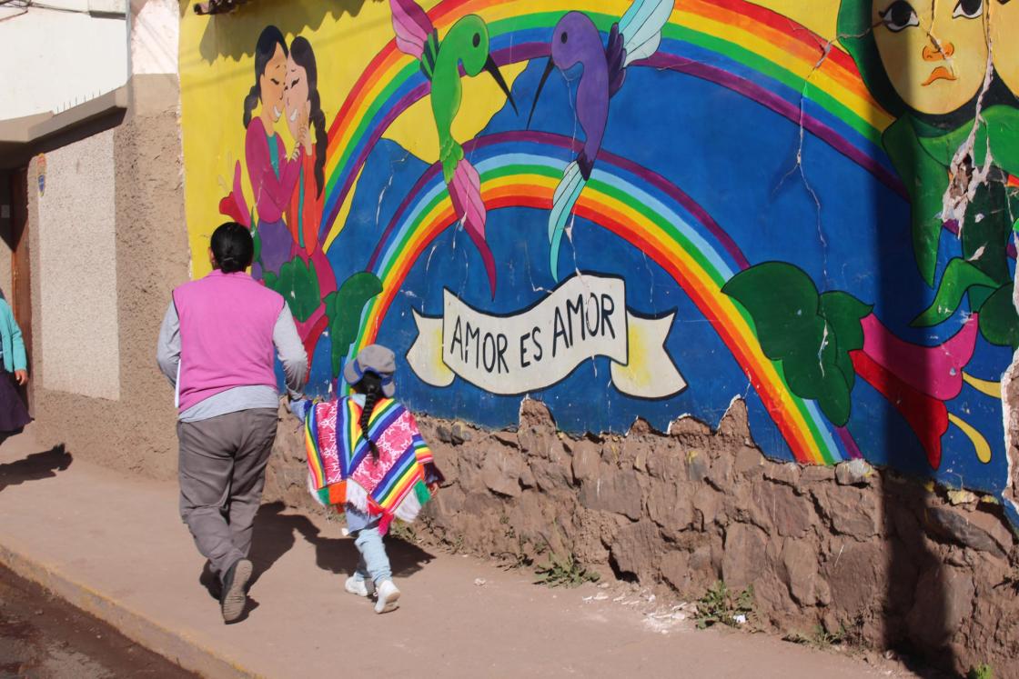 Fotografía que muestra un mural con un doble arcoíris, el 2 de junio de 2023 en una calle en Cuzco (Perú). EFE/Paula Bayarte 