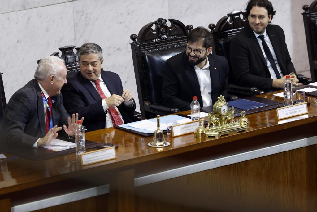 - El presidente de Chile, Gabriel Boric (2-d); el presidente del Senado, Juan Antonio Coloma (2-i); el presidente de la Cámara de Diputados, Vlado Mirosevic (d); y el representante regional de la FAO en América Latina y el Caribe, Mario Lubetkin (i), participan hoy en la inauguración de la II Cumbre Parlamentaria Mundial contra el Hambre y la Malnutrición, en la sede del Congreso chileno en Valparaíso (Chile). EFE/Elvis González