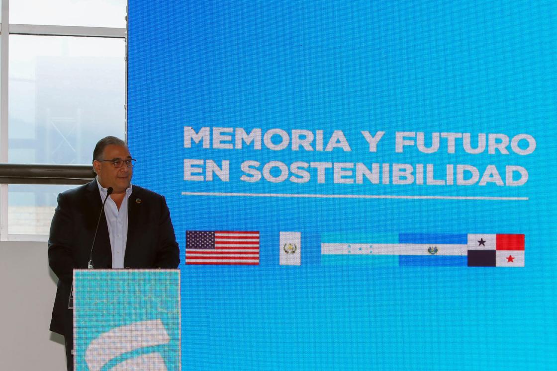 Luis Atala, vicepresidente del Grupo Ficohsa, habla durante la presentación de la Memoria de Sostenibilidad del grupo financiero Ficohsa, el 27 de junio de 2023 en Tegucigalpa (Honduras). EFE/Gustavo Amador