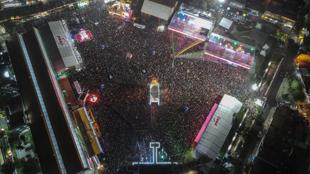 Fotografía aérea que muestra cientos de personas mientras bailan durante un concierto de los festejos de la Fiesta de San Juan, el 9 de junio de 2023 en la región de la ciudad de Caruaru, interior del estado de Pernambuco, noreste de Brasil. EFE/Antonio Lacerda