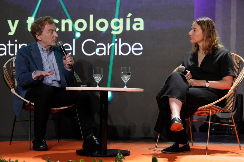 El fundador de la firma de capital de riesgo SOSV, Sean OSullivan, habla junto a Maricel Sáenz, Fundadora y CEO de Minus, durante un conversatorio del BID Lab Forum, hoy, en Bogotá (Colombia). EFE/ Carlos Ortega