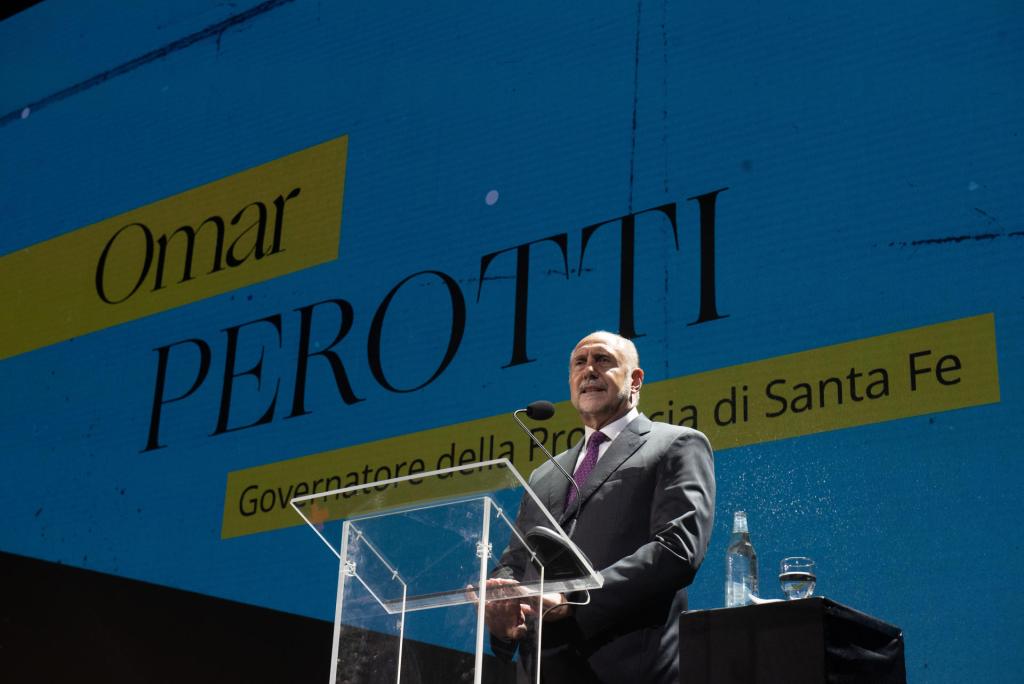 Omar Perotti, gobernador de la provincia de Santa Fe, habla durante la ceremonia inaugural del 84 Congreso internacional Sociedad Dante Alighieri, hoy en Rosario (Argentina). EFE/ Franco Trovato Fuoco