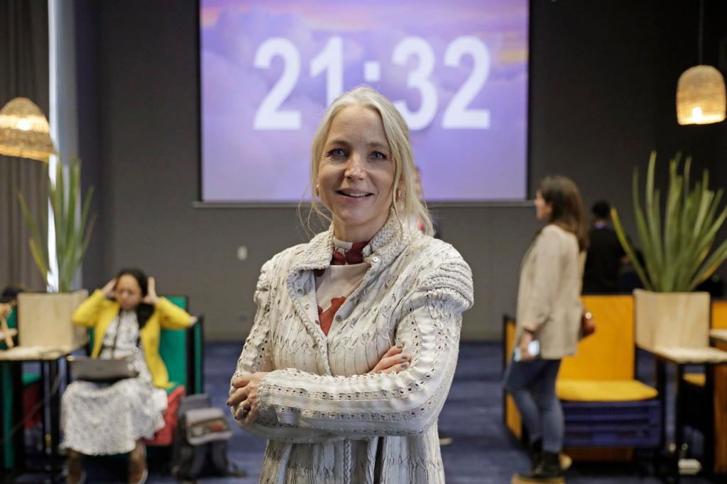 La directora general del BID Lab Irene Arias Hofman, posa para una foto durante entrevista con EFE, en Bogotá (Colombia). EFE/Carlos Ortega