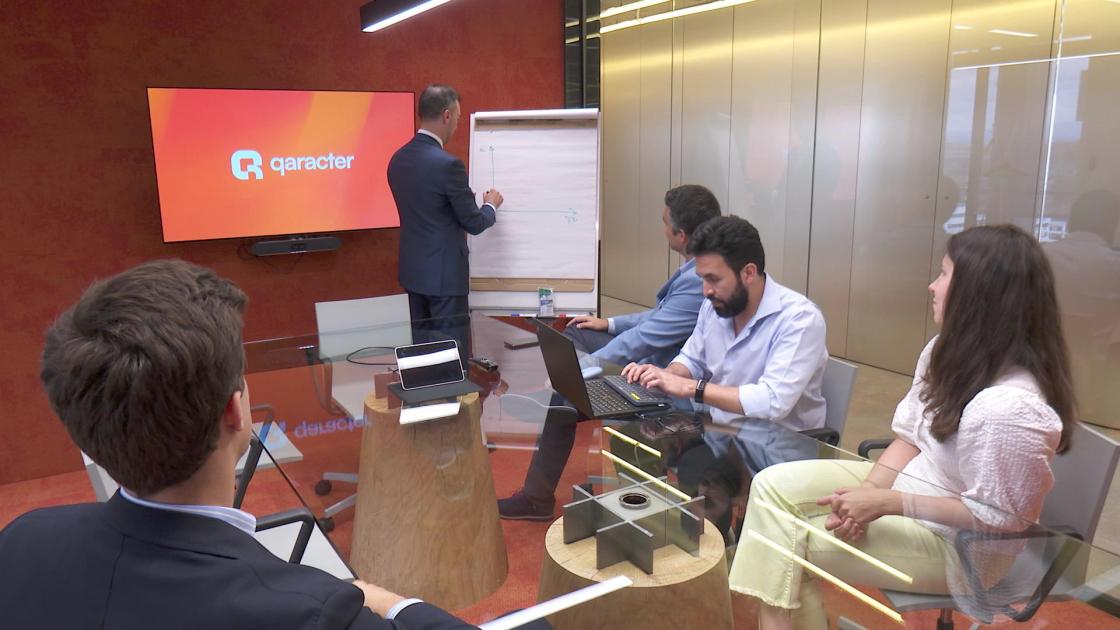 Imagen de una reunión entre trabajadores de la empresa de consultoría Qaracter.