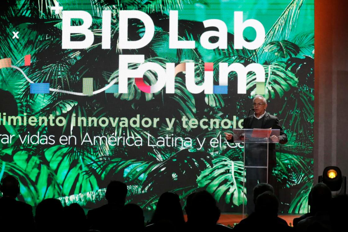 El ministro de Hacienda de Colombia, Ricardo Bonilla, habla durante la ceremonia de apertura del BID Lab Forum, hoy, en Bogotá (Colombia). EFE/ Carlos Ortega