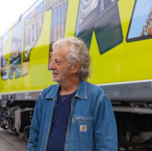 BARCELONA, 06/06/2023.- El diseñador y artista multidisciplinar Javier Mariscal es el autor de una ilustración especial que vestirá las nuevas locomotoras eléctricas EURO6000 de CAPTRAIN España y que realizarán varias rutas de transporte de mercancías por Europa, según un comunicado publicado este martes por la compañía. EFE/CAPTRAIN España -SOLO USO EDITORIAL/SOLO DISPONIBLE PARA ILUSTRAR LA NOTICIA QUE ACOMPAÑA (CRÉDITO OBLIGATORIO)-