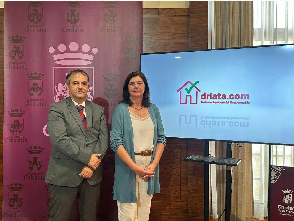 Pie de foto: Pepa Vela Concejala Turismo y Bronson Lopez Jefe ProyectoAutor: driata