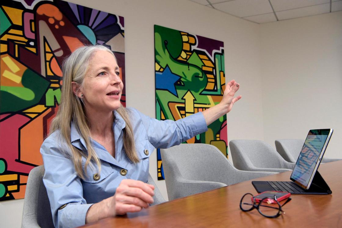 La directora ejecutiva de BID Lab, Irene Arias, participa en una entrevista con Efe en las instalaciones del laboratorio de innovación del Grupo del Banco Interamericano de Desarrollo (BID), el viernes 2 de junio de 2023, en Washington (EE. UU). EFE/Lenin Nolly