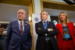 ISSY LES MOULINAU (FRANCIA), 21/06/2023.- El alcalde de Málaga Francisco de la Torre Prados (i) durante la 172 asamblea de la Oficina Internacional de Exposiciones (BIE, por sus siglas en francés), en la que la ciudad de Málaga se ha quedado a las puertas de organizar la muestra, que contaba con el respaldo de más de 260 empresas e instituciones. EFE/ Valentina Camu