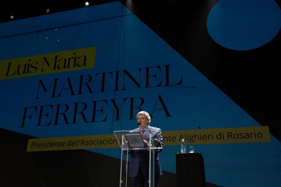 Luis María Mrtinel Ferreyra, Presidente de la Asociación Cultuarl Dante Alighieri de Rosario, habla durante la ceremonia inaugural del 84 Congreso internacional Sociedad Dante Alighieri, hoy en Rosario (Argentina). EFE/ Franco Trovato Fuoco