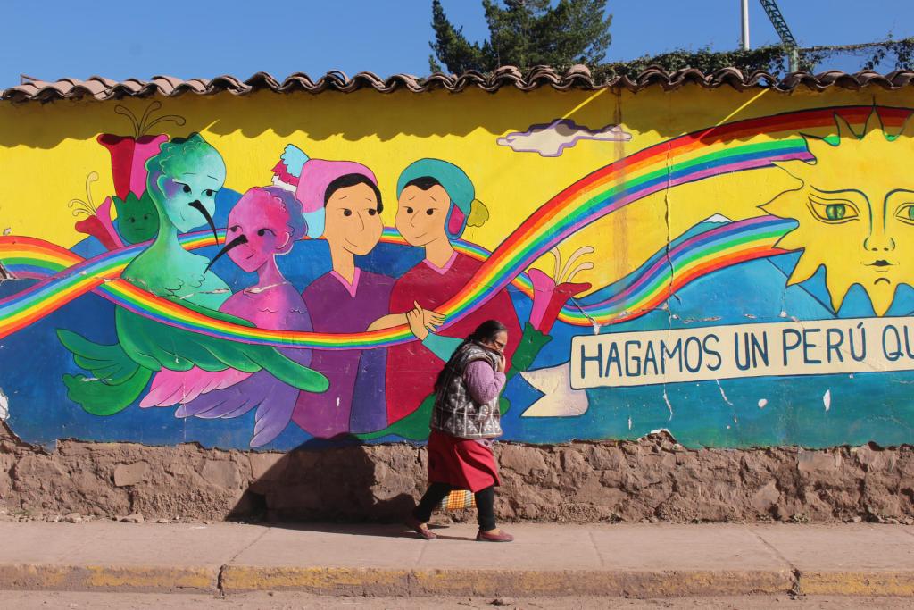 Fotografía que muestra un mural con un doble arcoíris, el 2 de junio de 2023 en una calle en Cuzco (Perú). EFE/Paula Bayarte