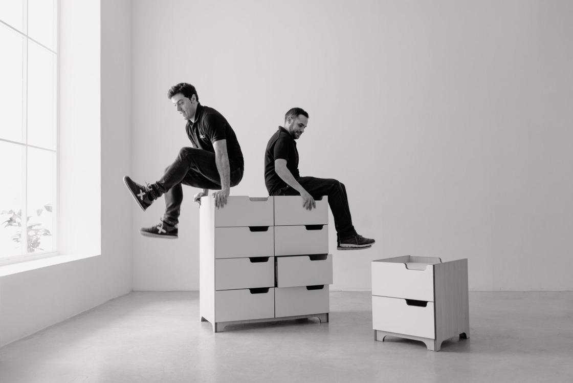 Jugando sobre de la cajonera para demostrar la resistenciaAutor: Janka