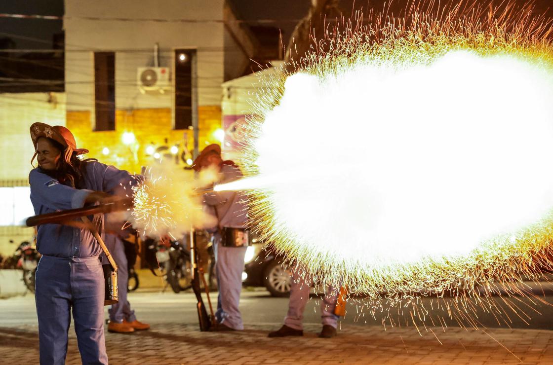 Un "bacamarteira", soldado vestido a la moda de la Guerra de la Triple Alianza (1864-1870), dispara sus escopetas al aire cada noche de Fiesta de San Juan, el 10 de junio de 2023 en la ciudad de Caruaru, interior del estado de Pernambuco, noreste de Brasil. . EFE/Antonio Lacerda