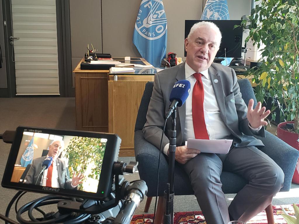 El subdirector general y representante regional de la Organización de las Naciones Unidas para la Alimentación y la Agricultura (FAO), Mario Lubetkin, habla durante una entrevista con EFE, el 13 de junio 2023 en Santiago (Chile). EFE/ Javier Martín