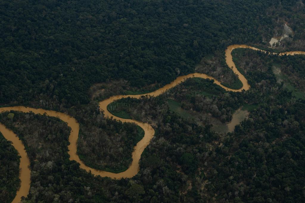 Foto de Archivo. Imagen del río Mucajaí, con un color escuro, debido a la presencia de minería ilegal, durante una misión de la Fuerza Aérea Brasileña de entrega de suministros al pueblo yanomami que vive en la Tierra Indígena cerca de la base militar de Surucucu, en el estado amazónico de Roraima, en el estado amazónico de Roraima, Brasil. EFE/ Raphael Alves