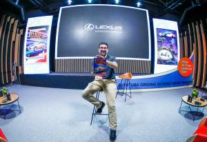 MADRID, 15/06/2023.- El ilustrador español Salva Espín, uno de los dibujantes internacionales de Marvel Comics desde hace una década, durante la presentación de "Lexus RZ, el cómic de coleccionismo de solo dos mil unidades que ha publicado junto con Lexus, con el que la compañía premium de automoción ha potenciado este jueves el lanzamiento del nuevo modelo RZ a través del arte. EFE/David Fernández