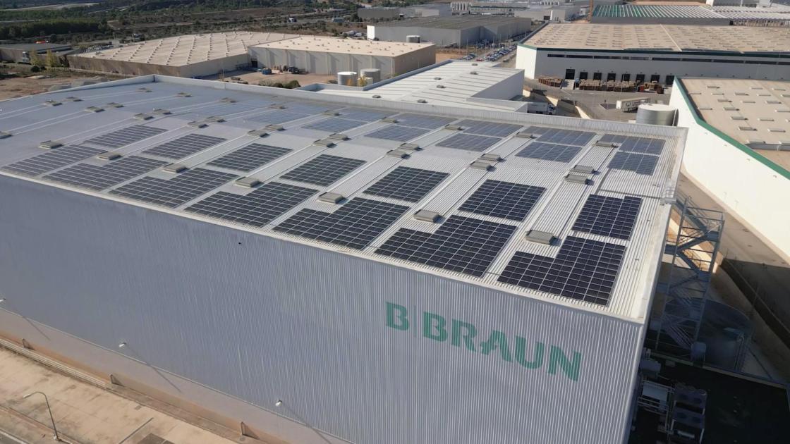 Imagen del centro logístico del Grupo B. Braun en Santa Oliva (Tarragona, donde se encuentra la mayor planta fotovoltaica de la compañía en España, gracias a la instalación de 1.280 paneles. EFE/IMAGEN CEDIDA/B. BRAUN/SOLO USO EDITORIAL/CRÉDITO OBLIGATORIO